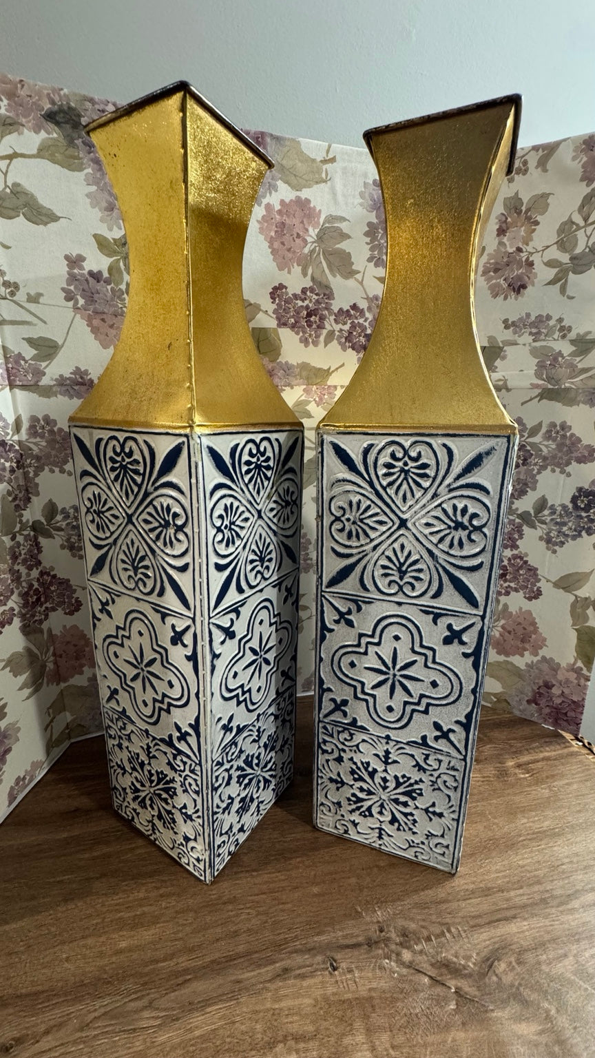 Set of 2 Blue & White Mediterranean Style Decorative Floor Vases – Gold Accent