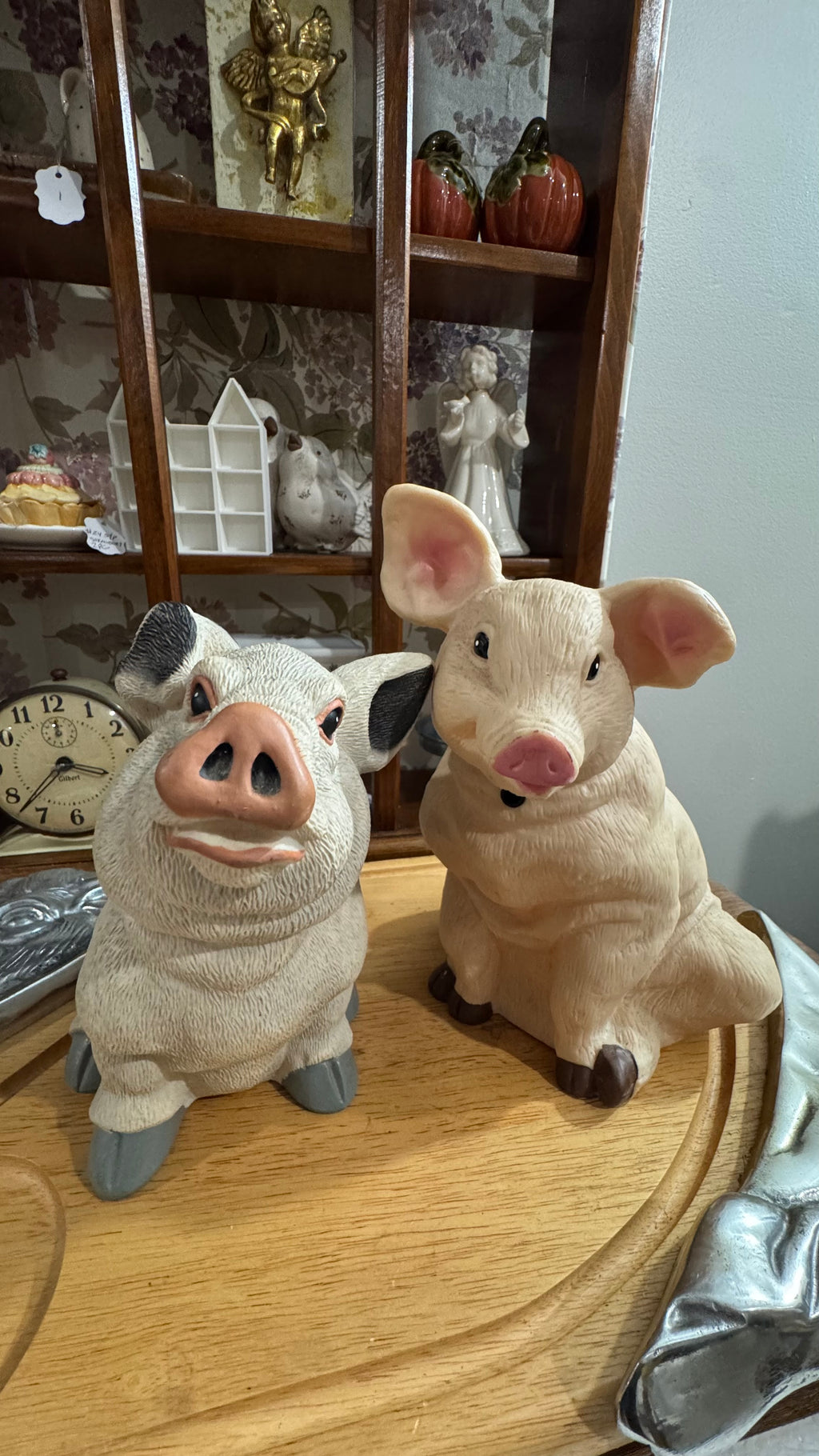 Title: Pair of Sitting Pig Figurines – Farmhouse Décor