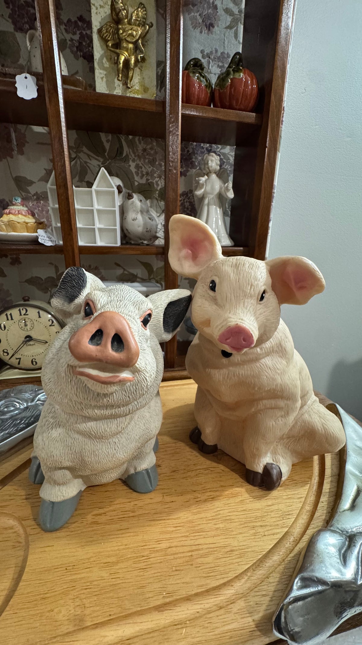 Title: Pair of Sitting Pig Figurines – Farmhouse Décor