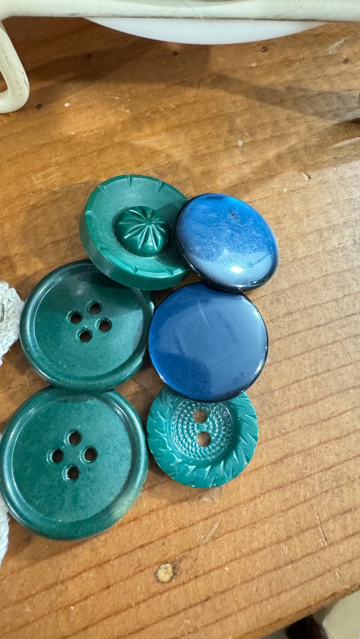 Vintage Sewing Notions Lot – Crochet Flowers & Assorted Buttons