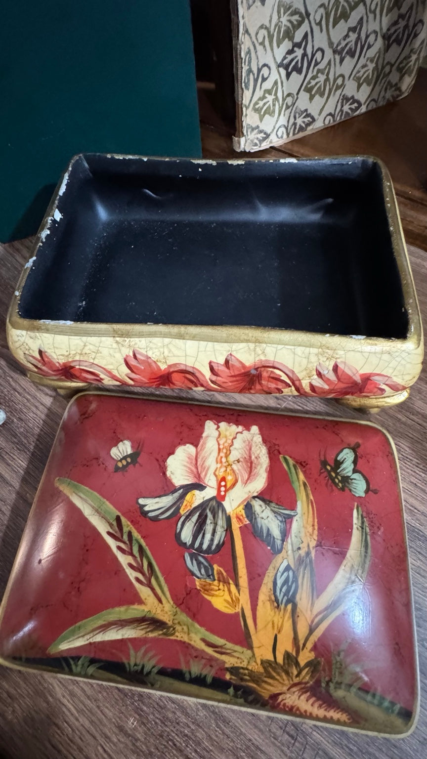 Raymond Waites Floral Butterfly Decorative Lidded Box – Toyo Trading