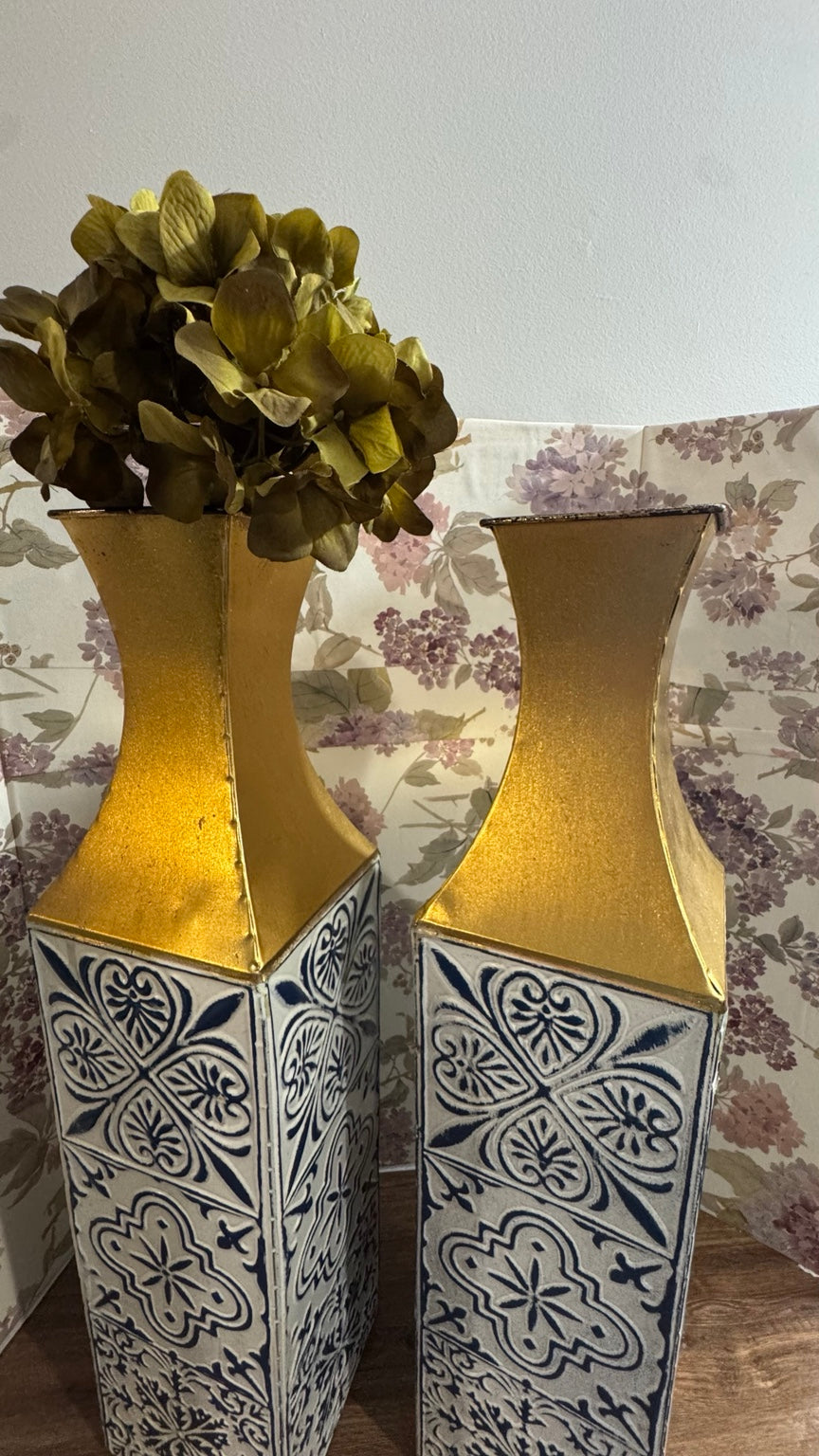 Set of 2 Blue & White Mediterranean Style Decorative Floor Vases – Gold Accent