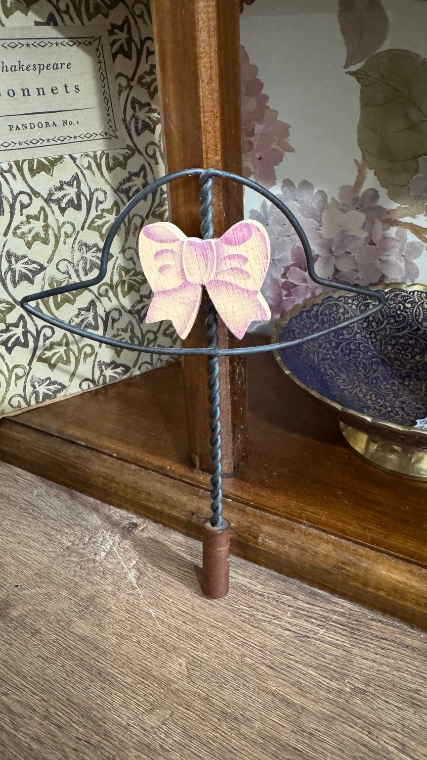 Miniature Rug Beater with Wooden Bow – Vintage Country Decor
