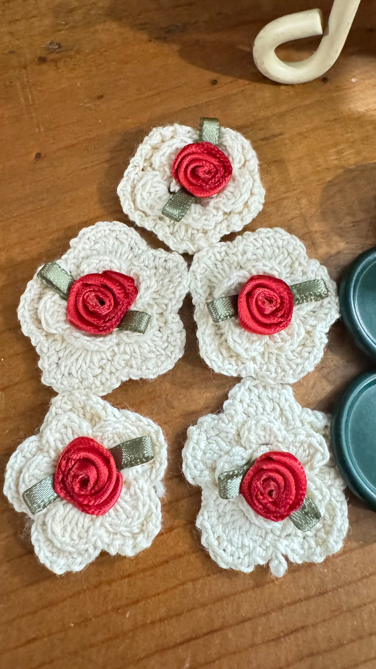 Vintage Sewing Notions Lot – Crochet Flowers & Assorted Buttons