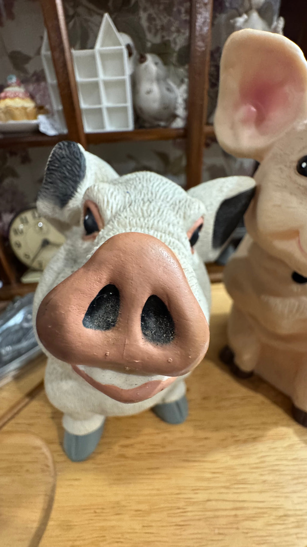 Title: Pair of Sitting Pig Figurines – Farmhouse Décor