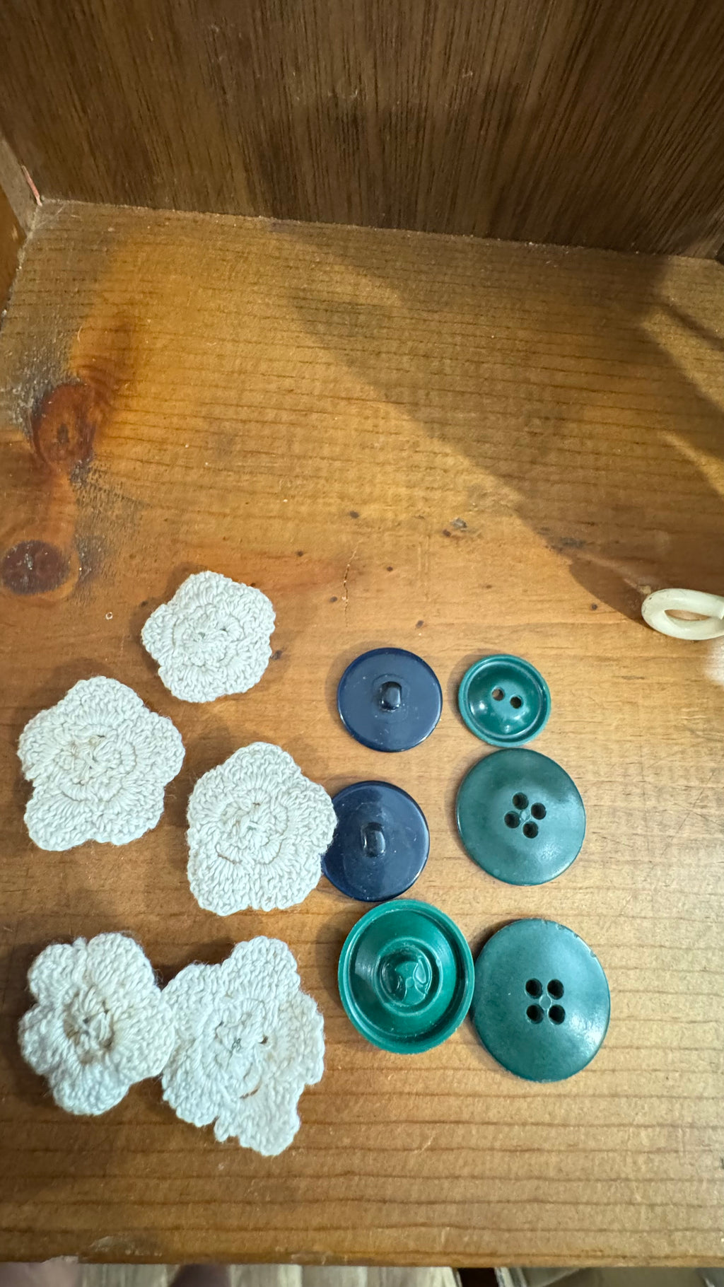 Vintage Sewing Notions Lot – Crochet Flowers & Assorted Buttons