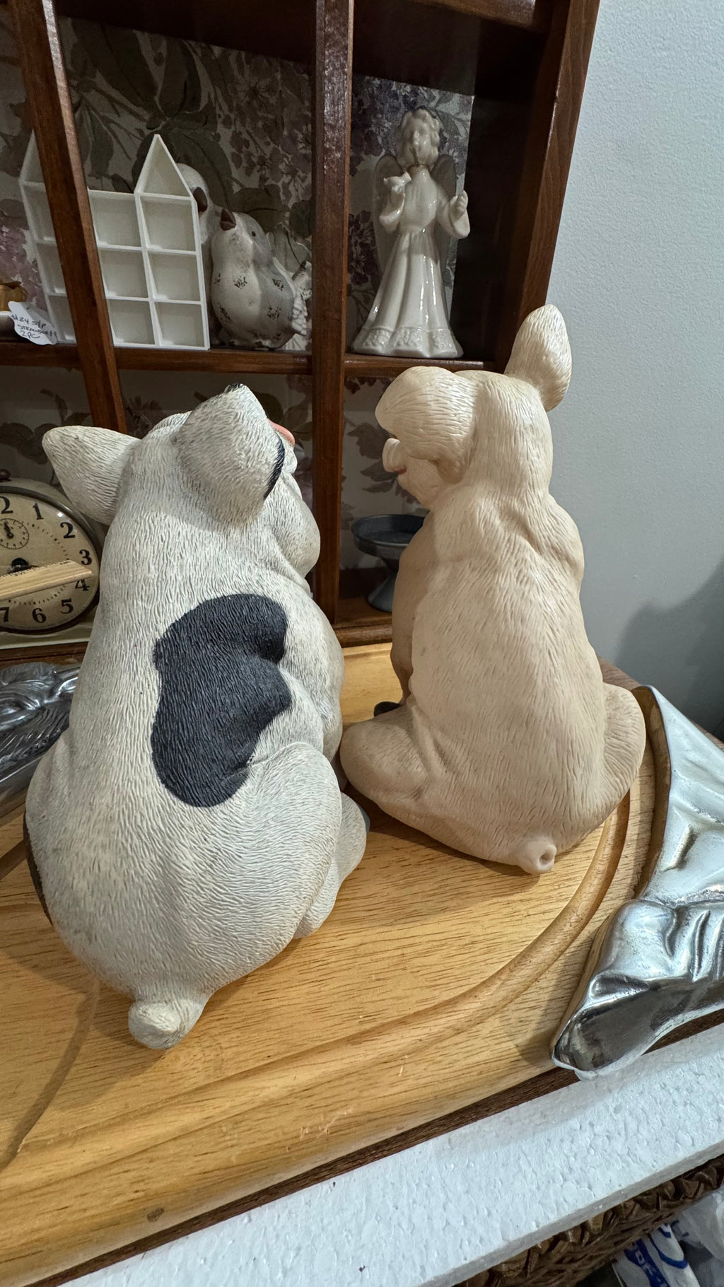 Title: Pair of Sitting Pig Figurines – Farmhouse Décor
