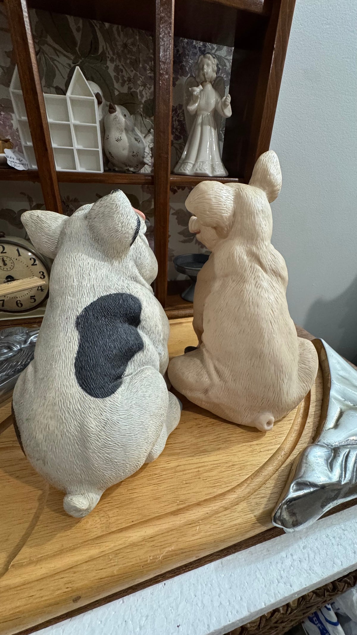 Title: Pair of Sitting Pig Figurines – Farmhouse Décor