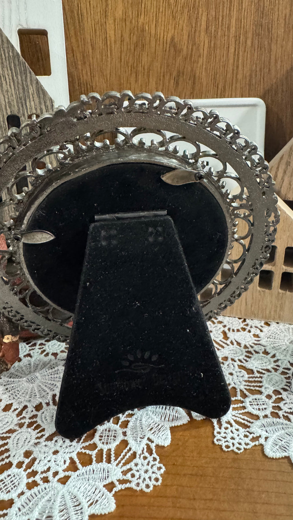 Title: Ornate Round Silver-Tone Faux Pearl Photo Frame – 3½″ Photo