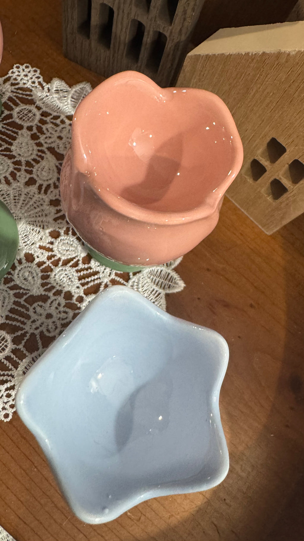 Set of 4 Pastel Tulip Ceramic Egg Cups – Pink & Blue with Green Bases