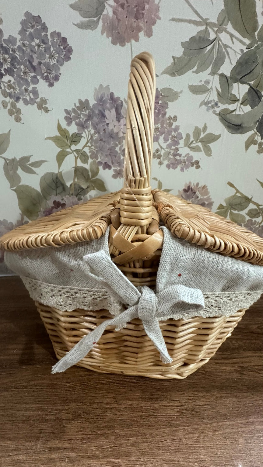 Vintage Wicker Picnic Basket with Lid & Fabric Liner
