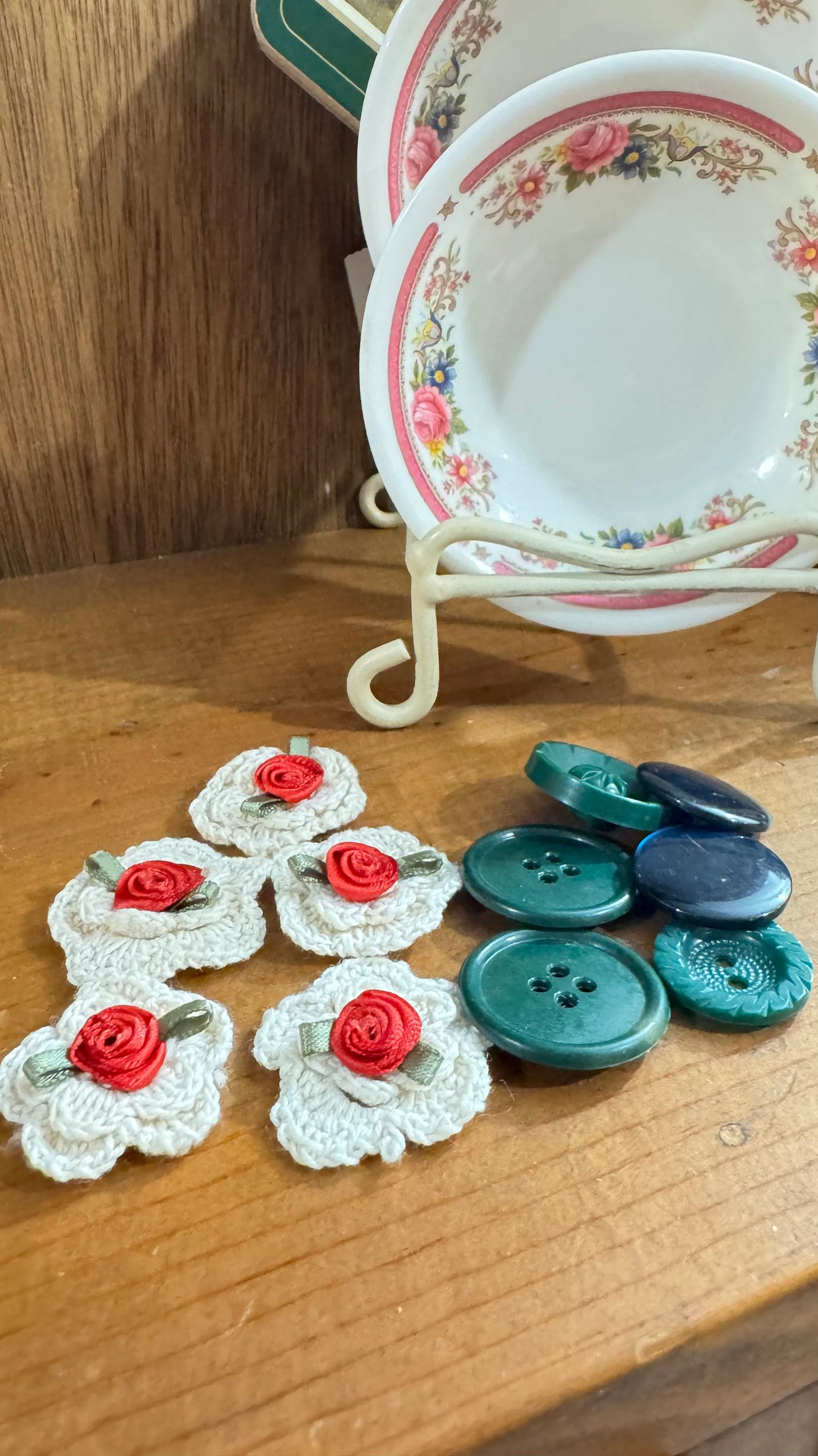 Vintage Sewing Notions Lot – Crochet Flowers & Assorted Buttons
