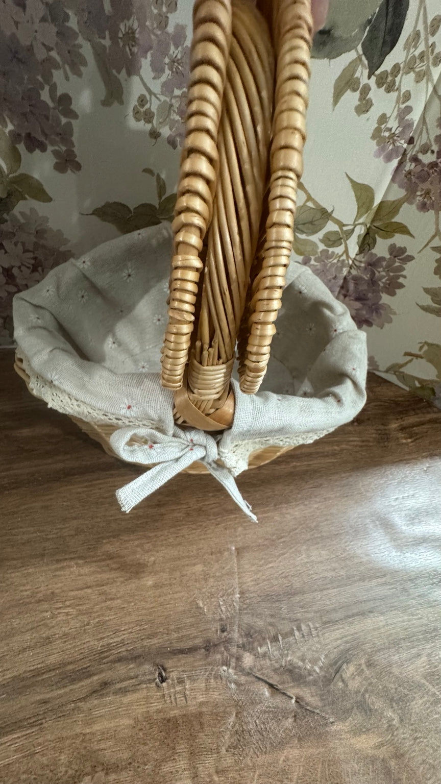 Vintage Wicker Picnic Basket with Lid & Fabric Liner