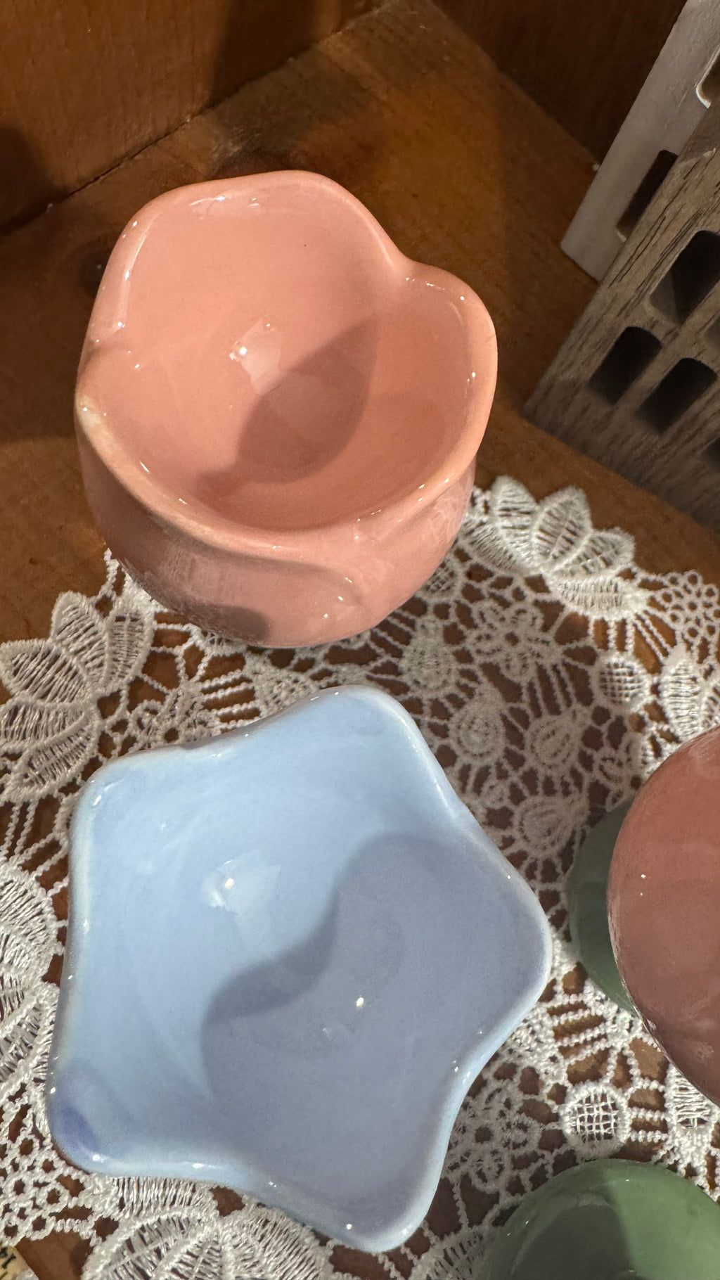 Set of 4 Pastel Tulip Ceramic Egg Cups – Pink & Blue with Green Bases