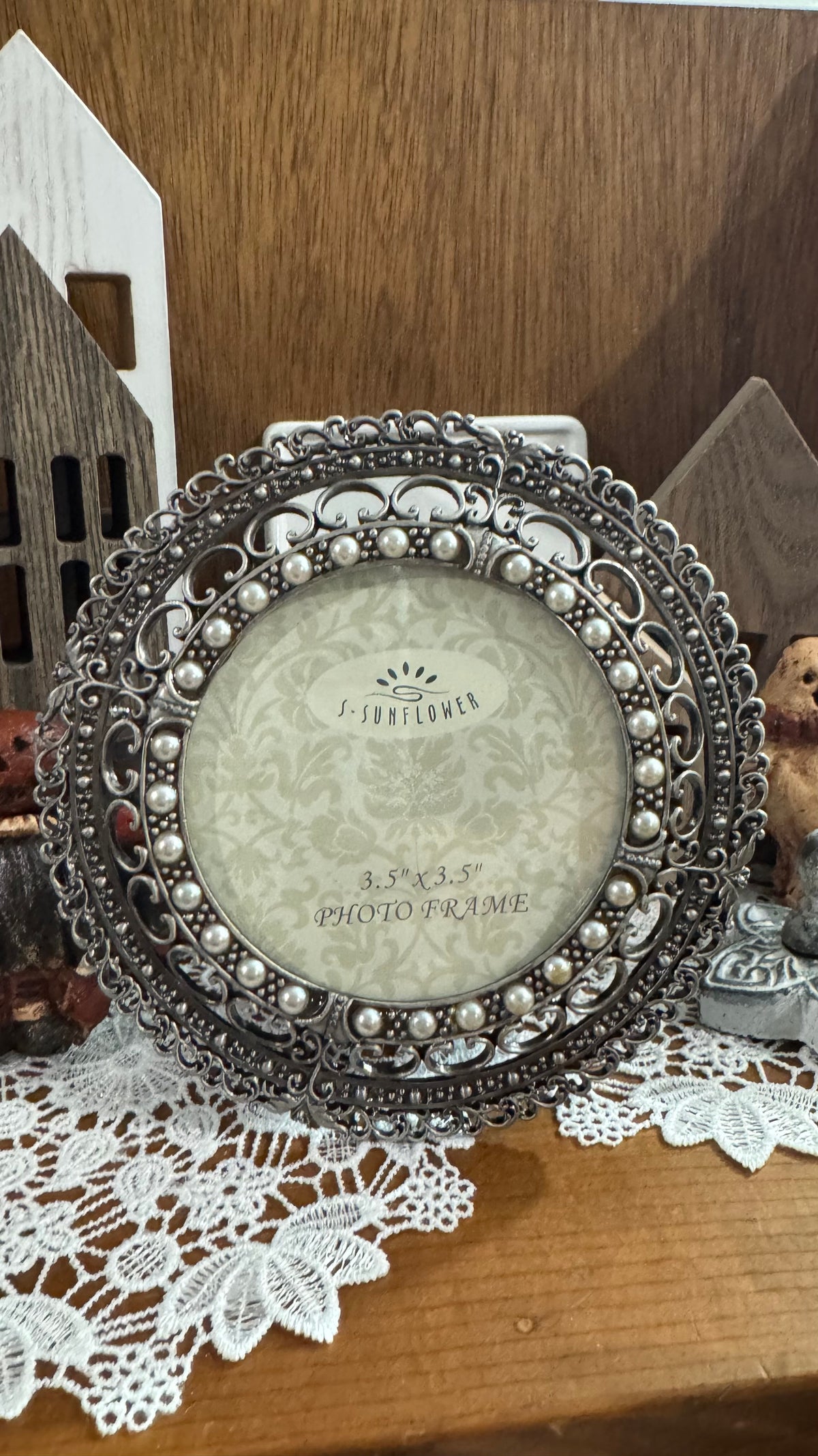 Title: Ornate Round Silver-Tone Faux Pearl Photo Frame – 3½″ Photo