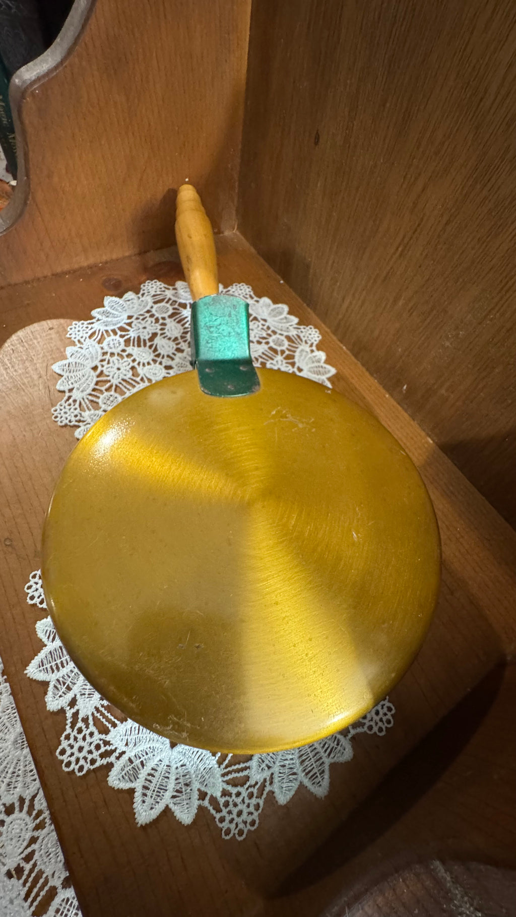 Vintage Silent Butler Crumb Catcher – Gold & Green with Wooden Handle