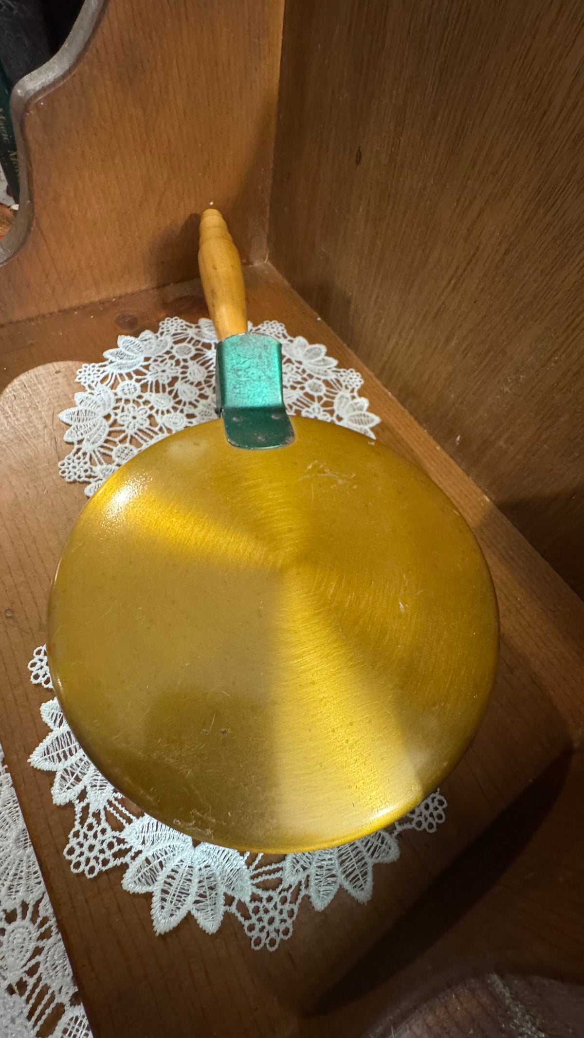 Vintage Silent Butler Crumb Catcher – Gold & Green with Wooden Handle