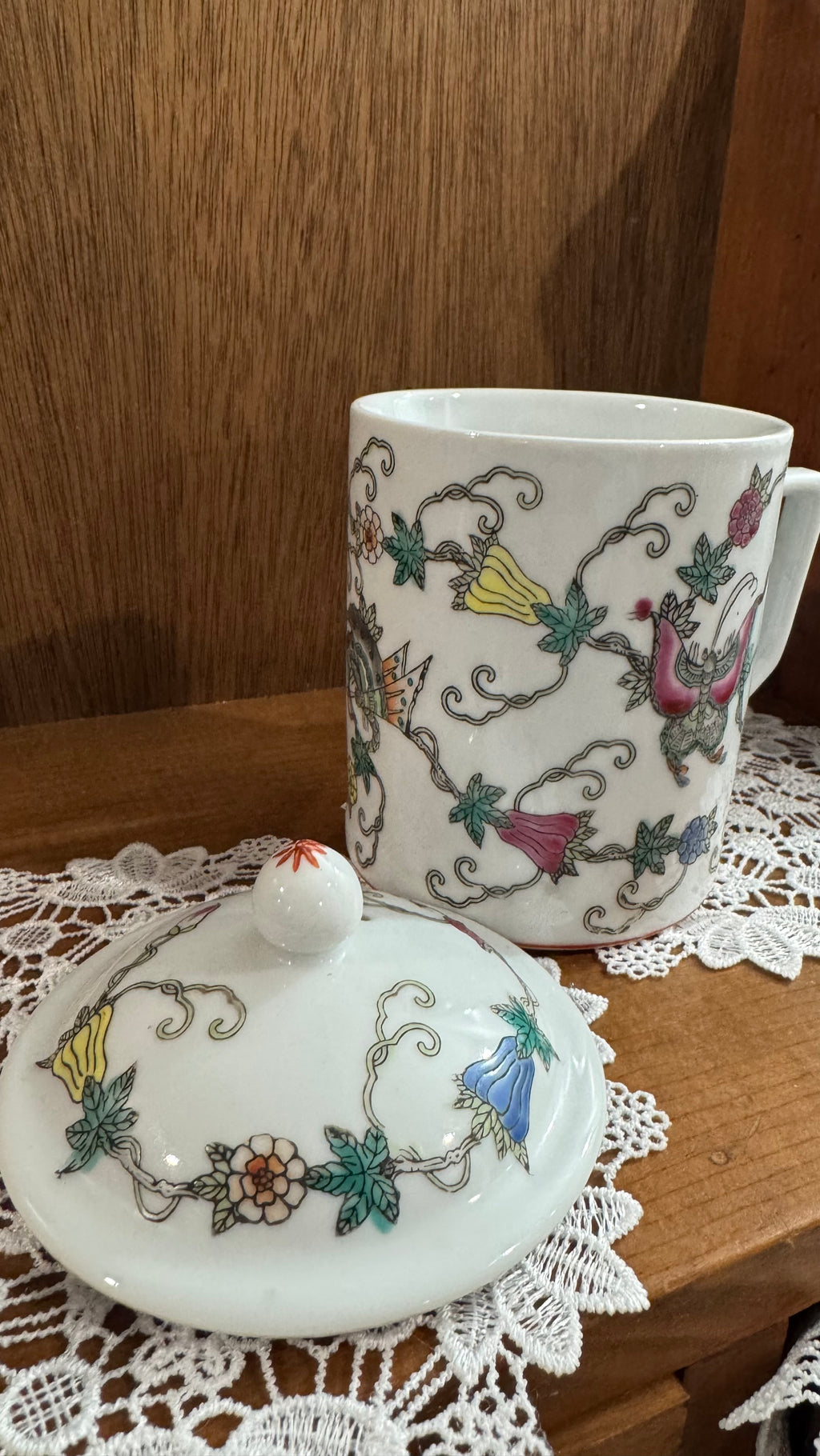 Chinese Porcelain Lidded Tea Mug – Colorful Butterfly & Floral Design