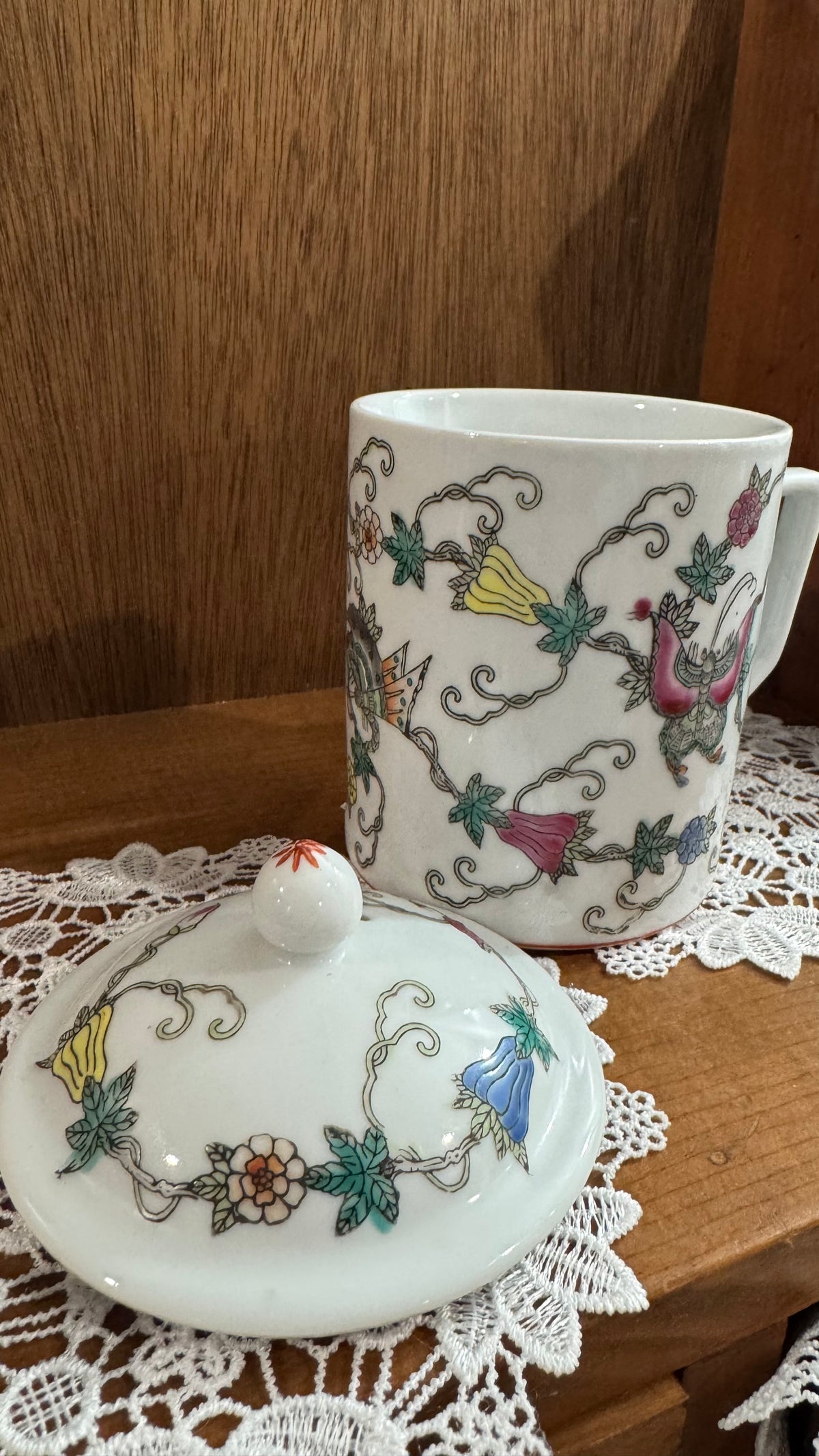 Chinese Porcelain Lidded Tea Mug – Colorful Butterfly & Floral Design
