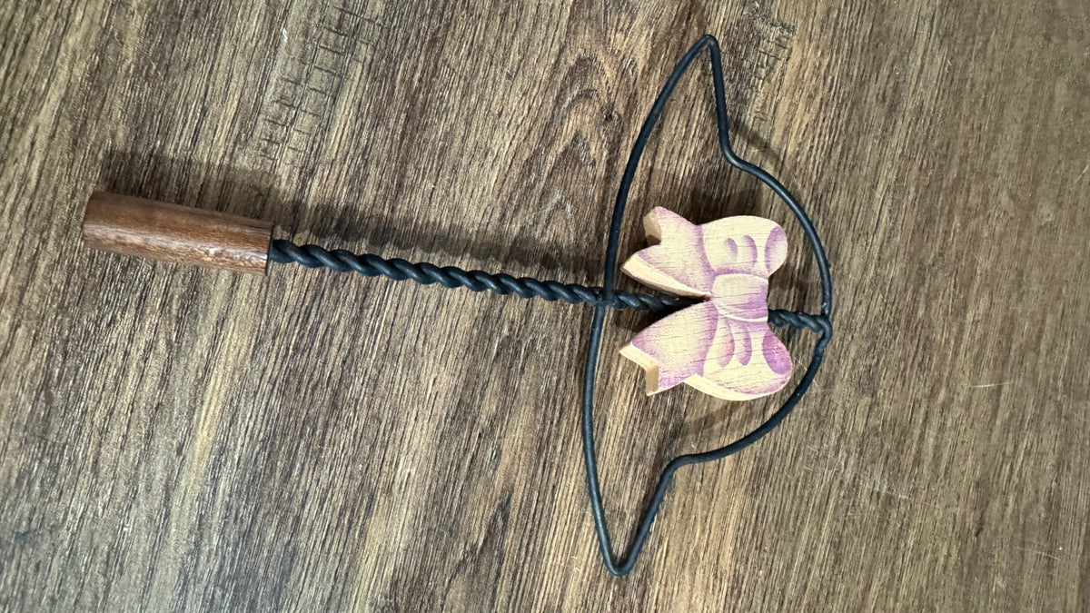 Miniature Rug Beater with Wooden Bow – Vintage Country Decor