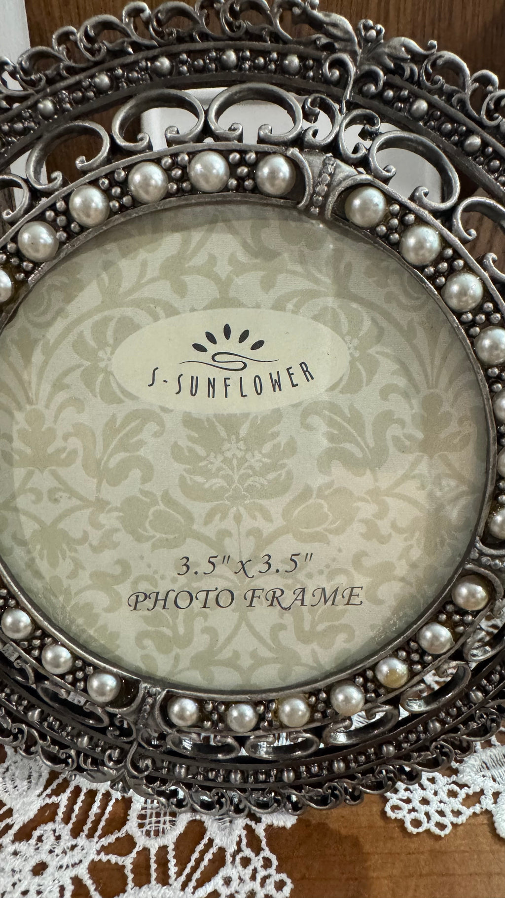 Title: Ornate Round Silver-Tone Faux Pearl Photo Frame – 3½″ Photo