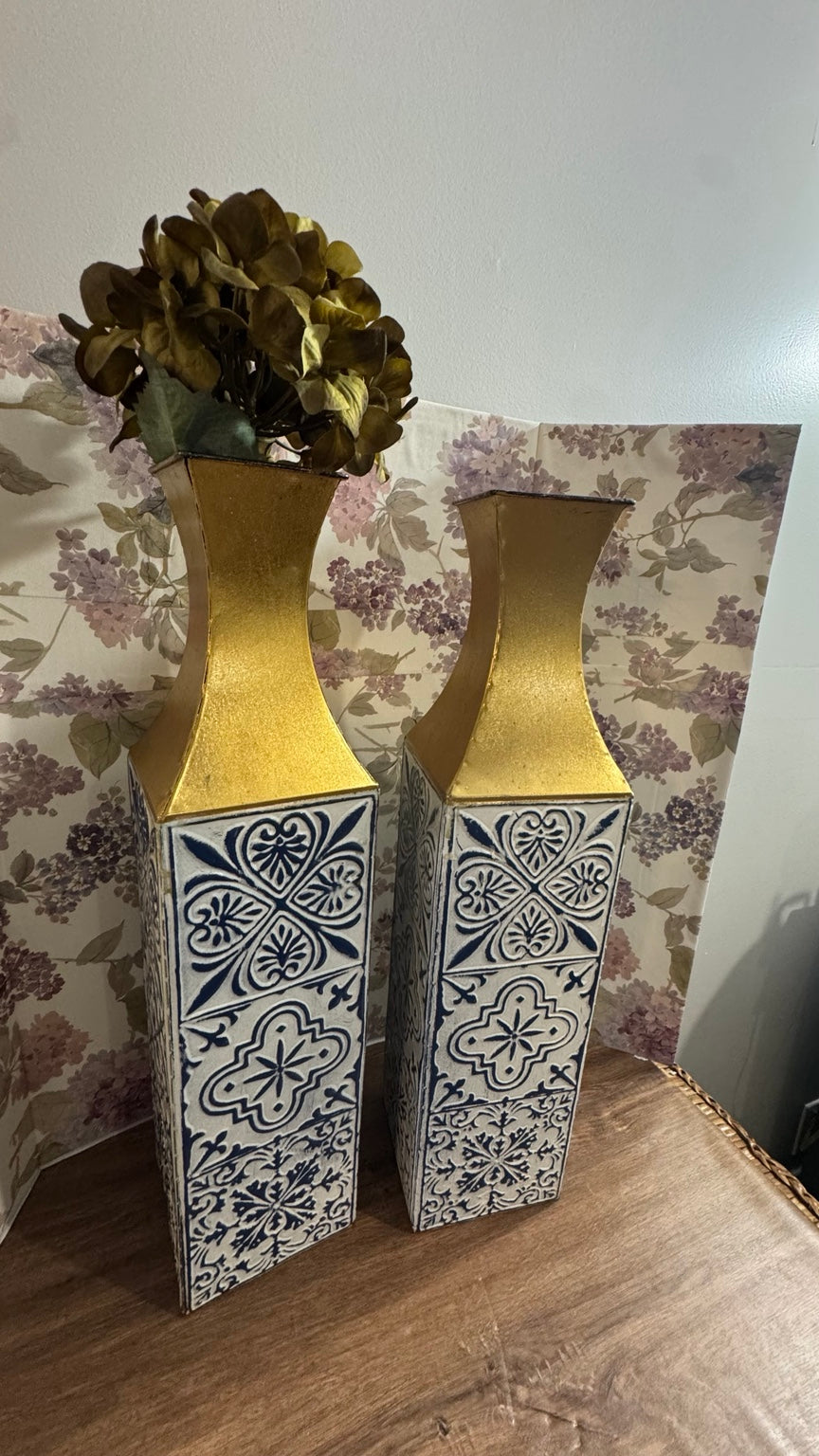 Set of 2 Blue & White Mediterranean Style Decorative Floor Vases – Gold Accent