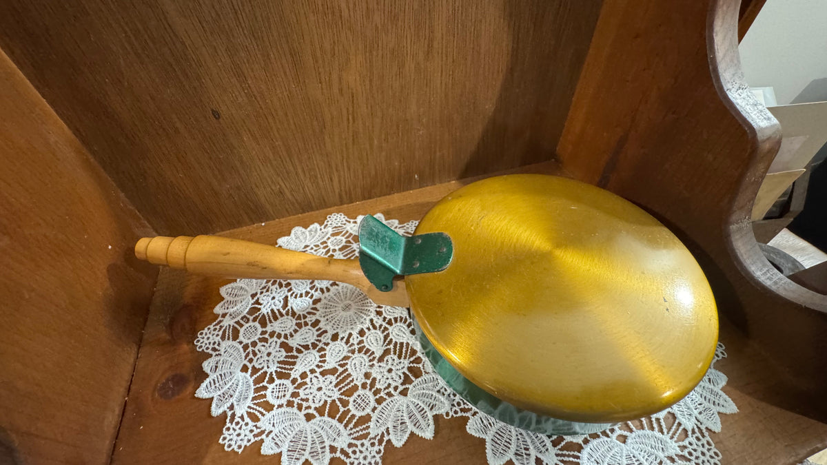Vintage Silent Butler Crumb Catcher – Gold & Green with Wooden Handle