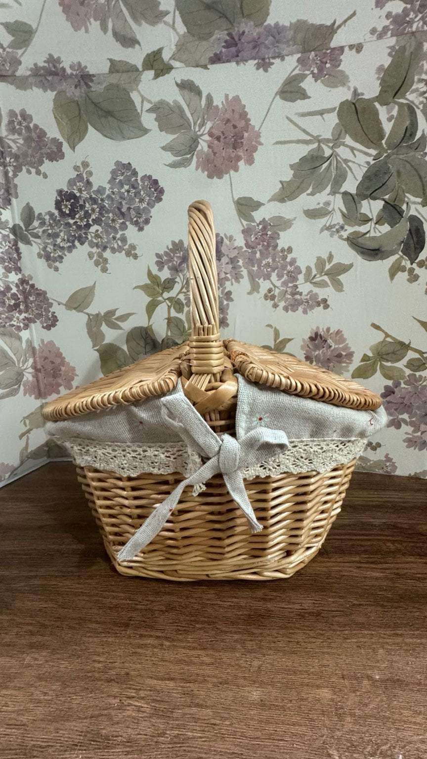 Vintage Wicker Picnic Basket with Lid & Fabric Liner