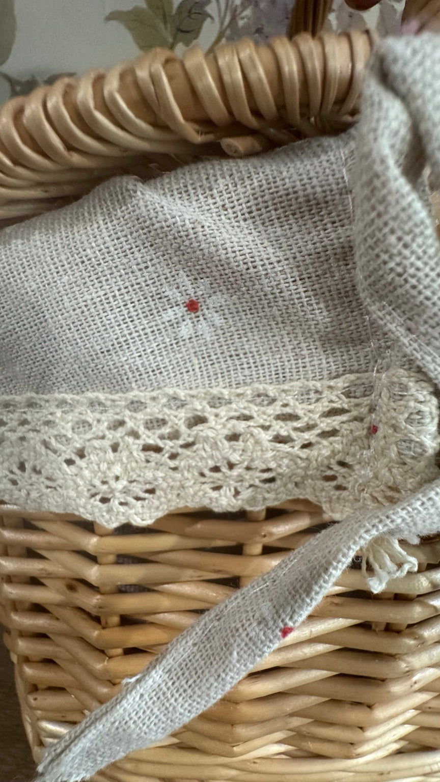 Vintage Wicker Picnic Basket with Lid & Fabric Liner