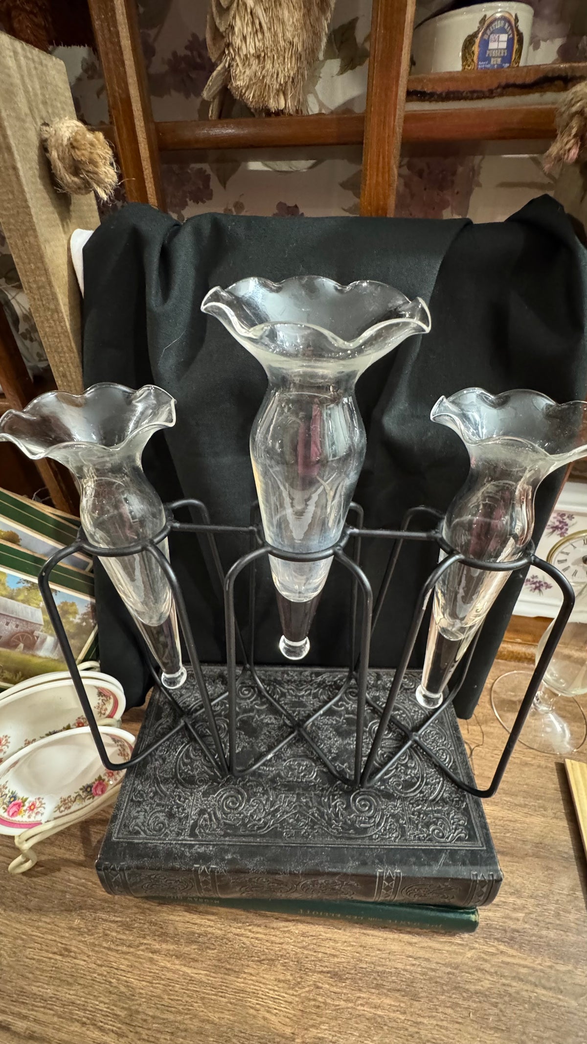3 Glass Bud Vases with Black Metal Stand – Ruffled Flower Design