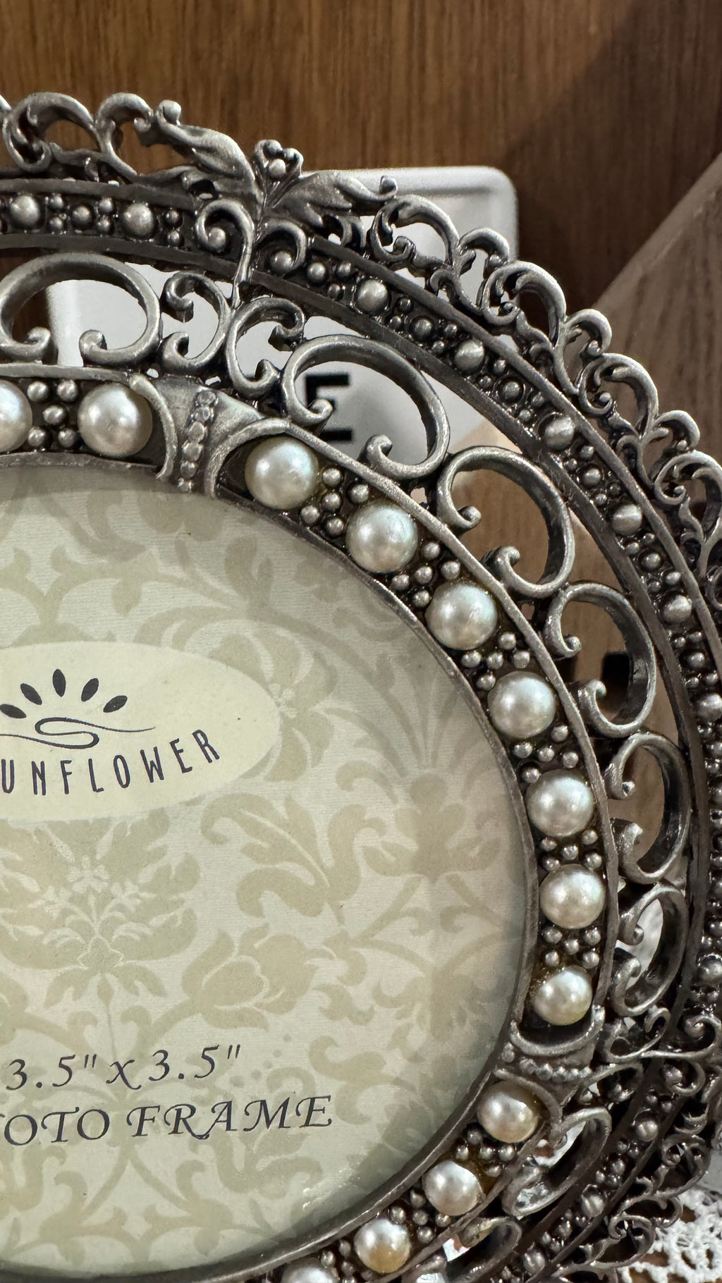 Title: Ornate Round Silver-Tone Faux Pearl Photo Frame – 3½″ Photo