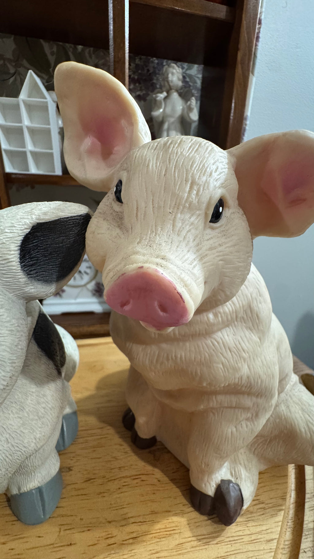 Title: Pair of Sitting Pig Figurines – Farmhouse Décor