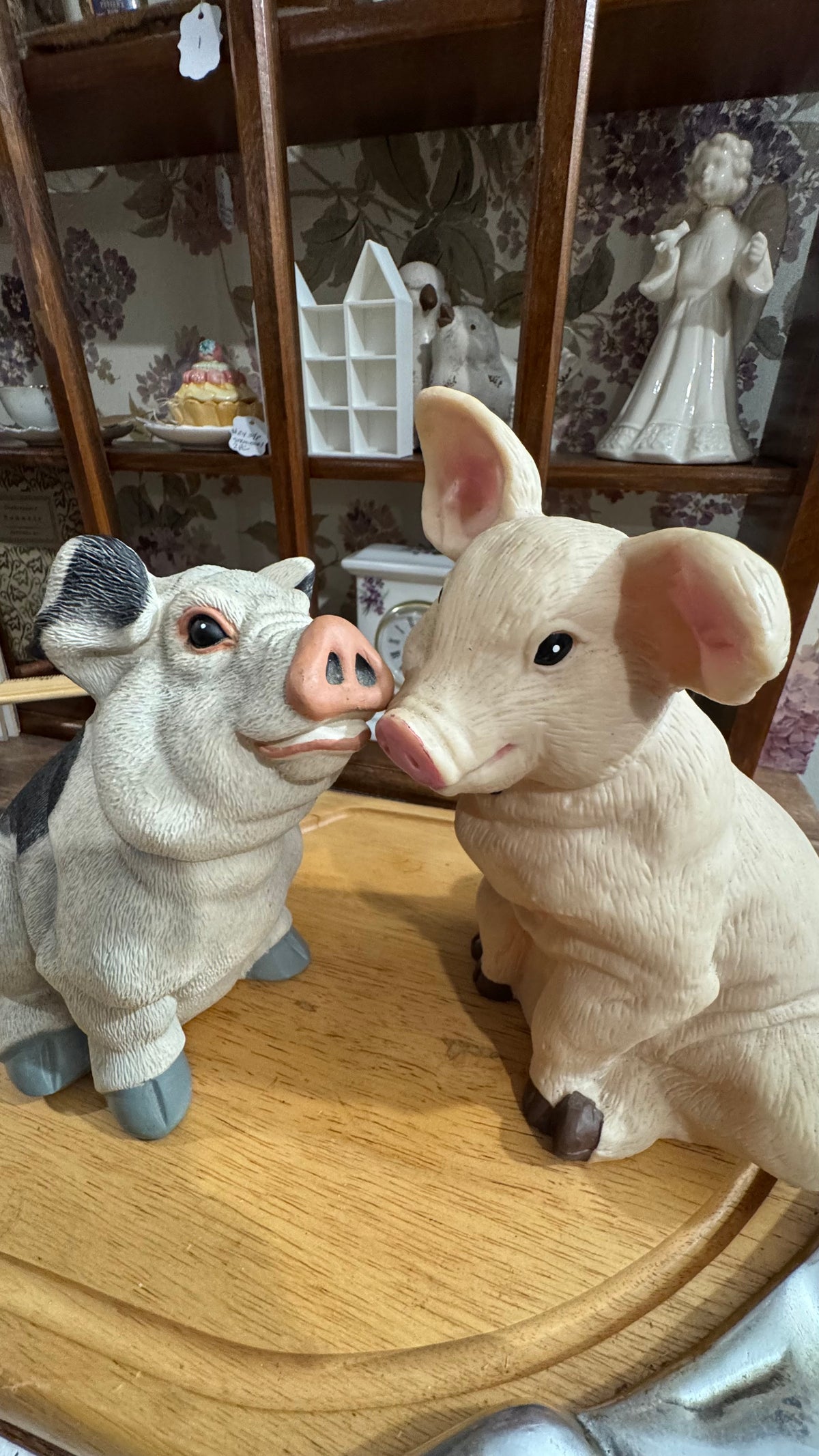 Title: Pair of Sitting Pig Figurines – Farmhouse Décor